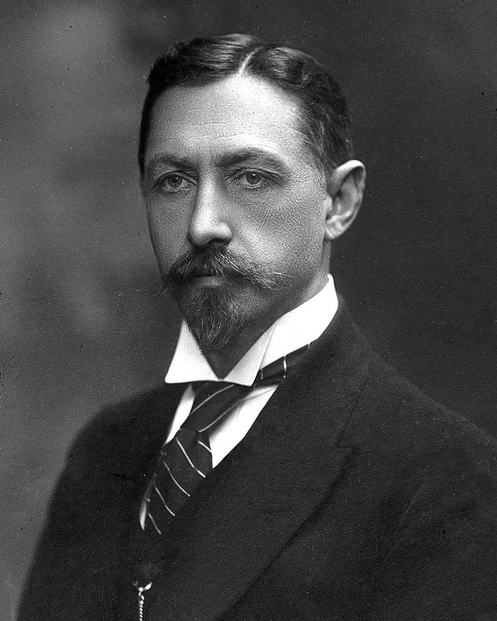 Писатель Иван Бунин. 1890 год. Фотография: Георгий Трунов / <a href="https://commons.wikimedia.org/wiki/File:Ivan_Bunin_(sepia).jpg" target="_blank">Wikimedia Commons</a> / <a href="https://creativecommons.org/publicdomain/mark/1.0/deed.ru" target="_blank">Public Domain</a>