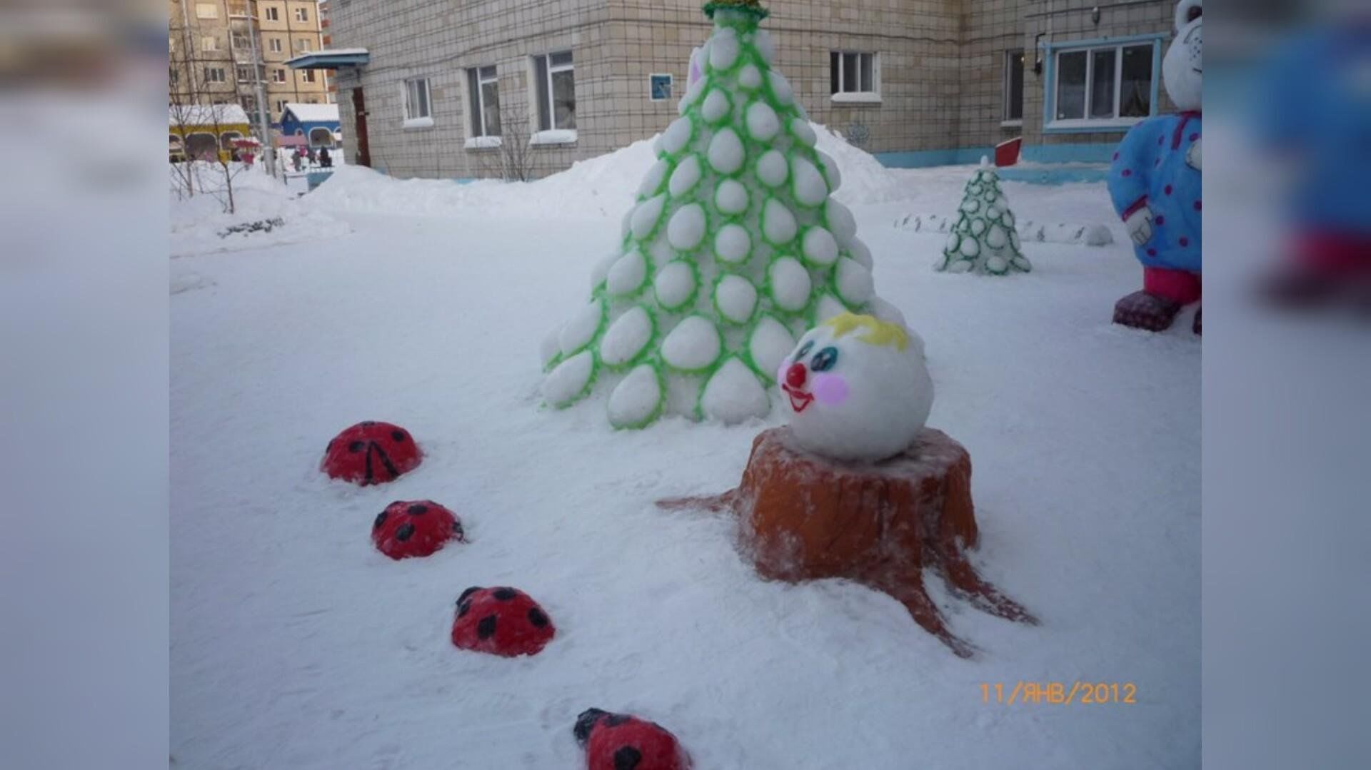 Снежки в сад. Снежные фигуры. Постройки из снега. Фигурки из снега для детского сада. Снежные постройки в детском саду.