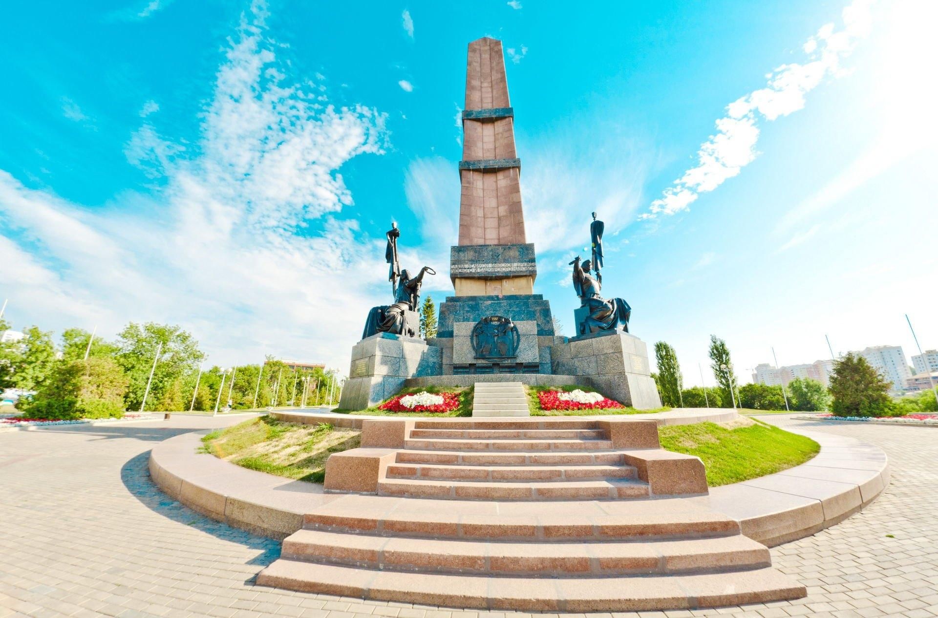 Найди своих уфа. Монумент дружбы Башкортостан. Памятники Башкортостана монумент дружбы. Памятник дружбы в Уфе. Достопримечательности Уфы монумент дружбы.
