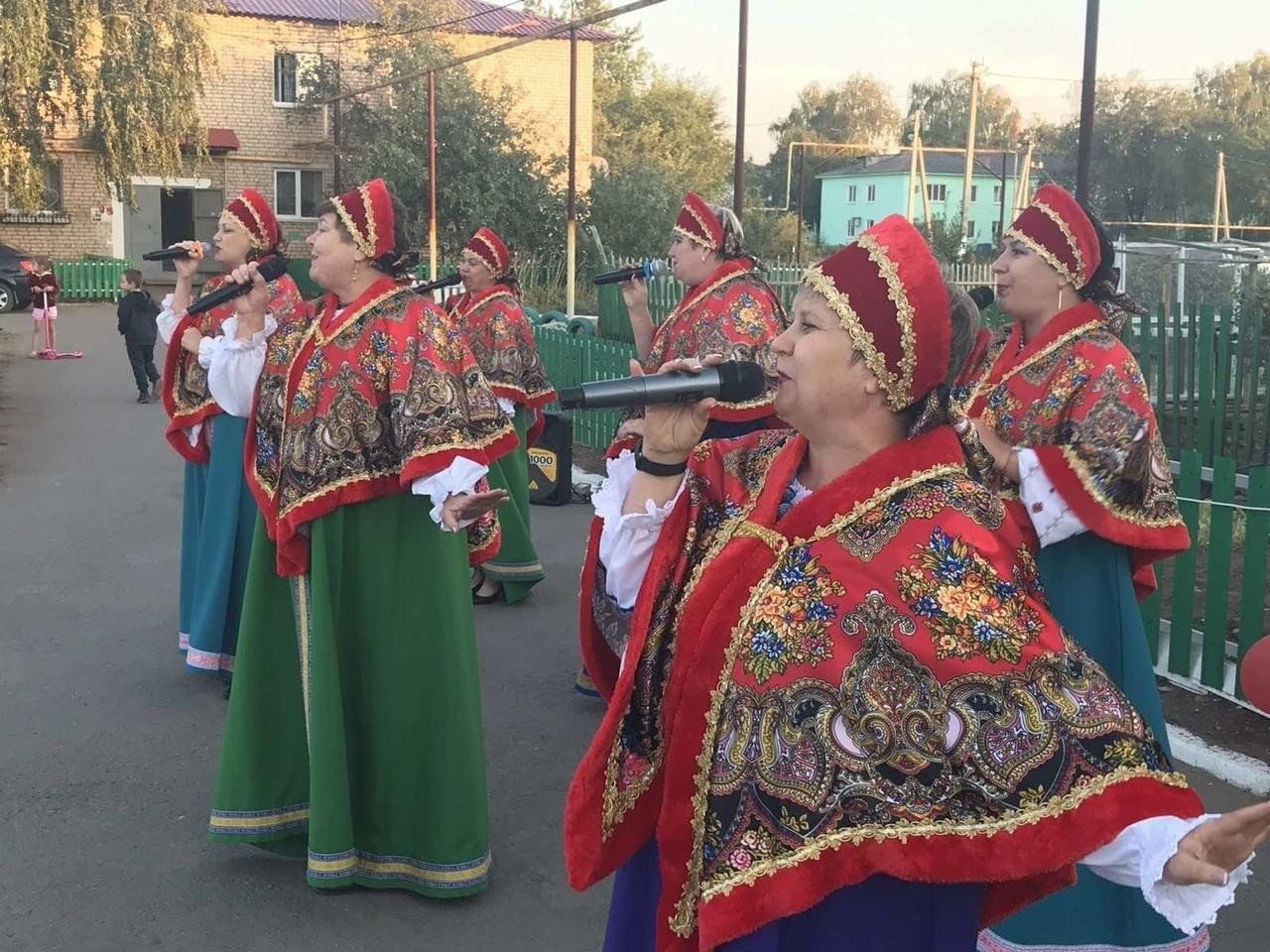 Соседские гуляние.