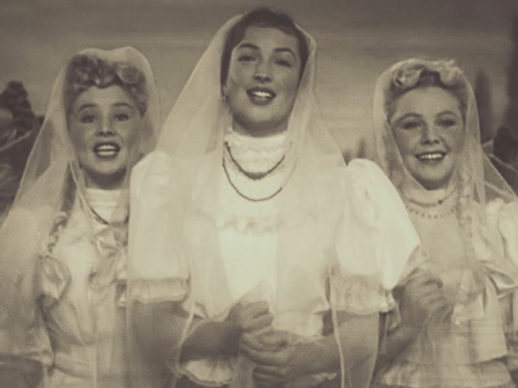 Клара Лучко (в центре) в роли Даши Шелест в художественном фильме Ивана Пырьева «Кубанские казаки» (1949)