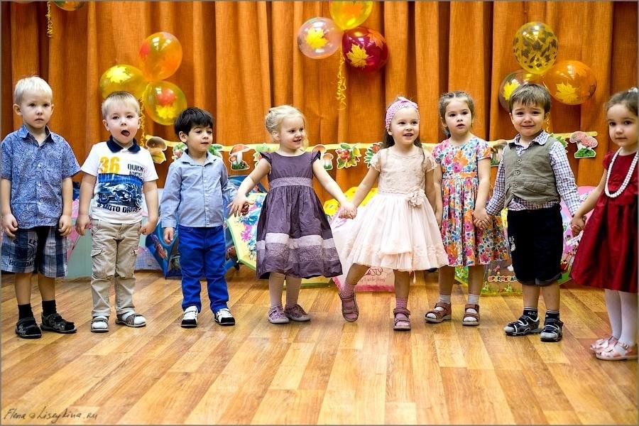 Год в садике что это. Утренник в детском саду. Детские утренники. Праздники в детском саду. Утренник в детском саду малыши.