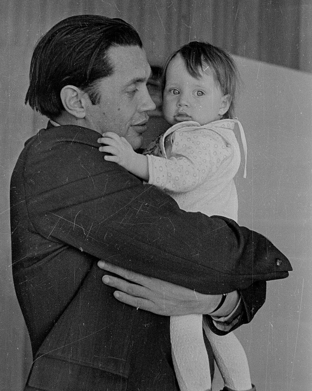 Роберт Рождественский с дочерью Ксенией. Москва, начало 1970-х годов. Фотография: Государственный музей истории литературы, искусства и культуры Алтая, Барнаул