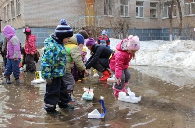 Дети играют весной на улице. Весенние забавы для детей. Дети весной. Весенние игры для детей.