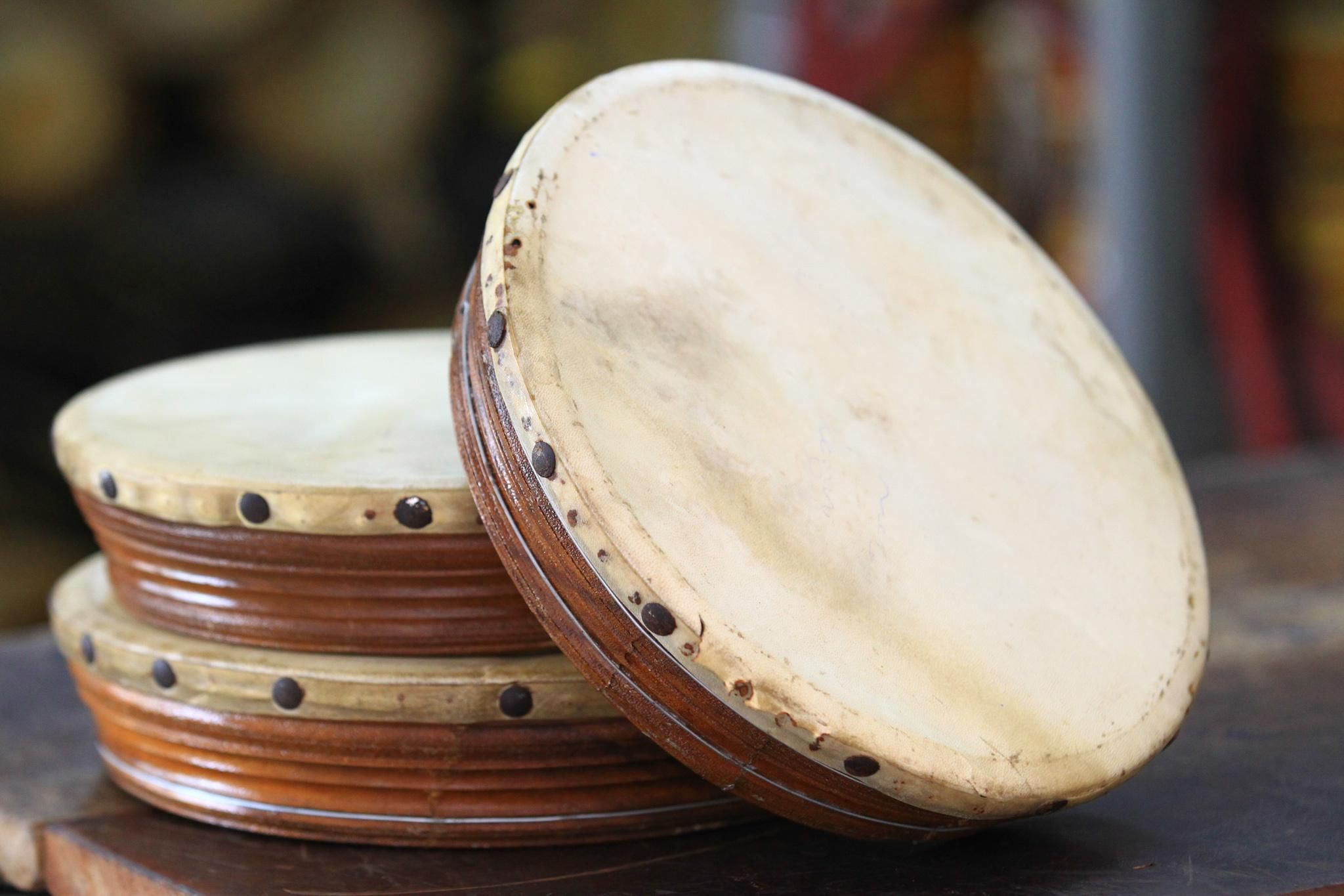 Узбекский инструмент дойра. Дойра ударный музыкальный инструмент. Дойра музыкальный инструмент. Азербайджанский бубен. Азербайджанский бубен.