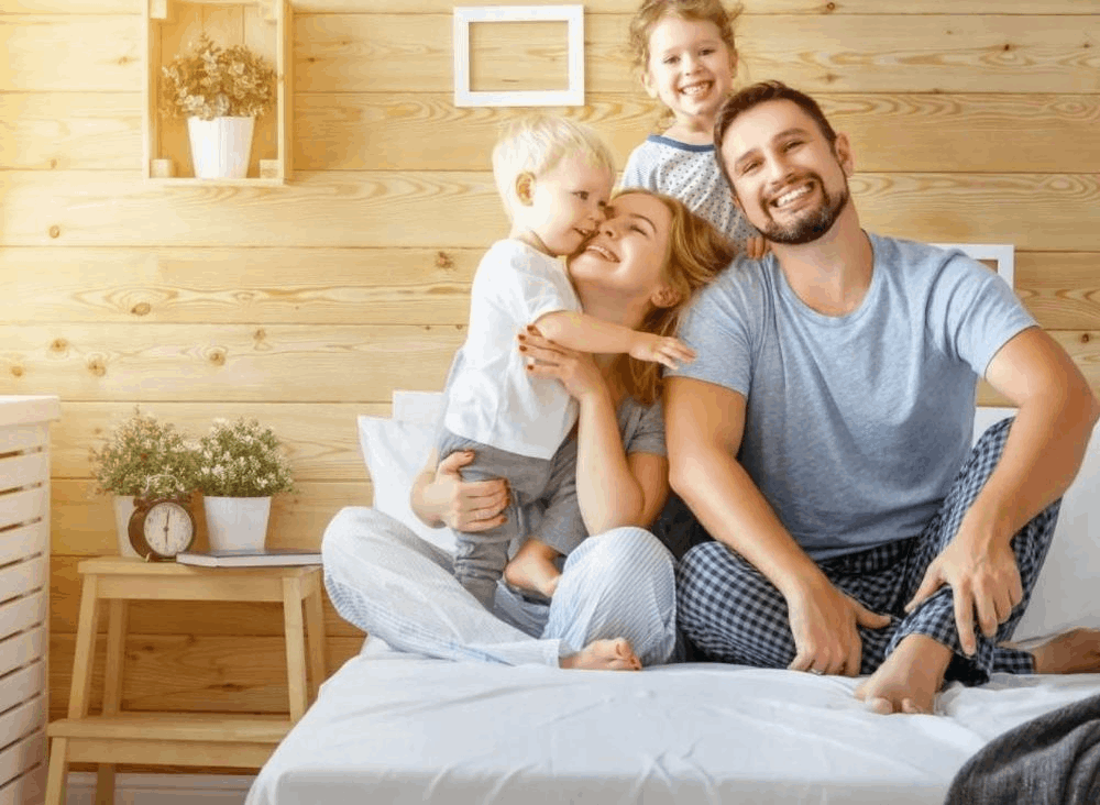 Комфорт детей в семье. Красивая семья. Счастливая семья в квартире. Семья, дом. Счастливая семья.