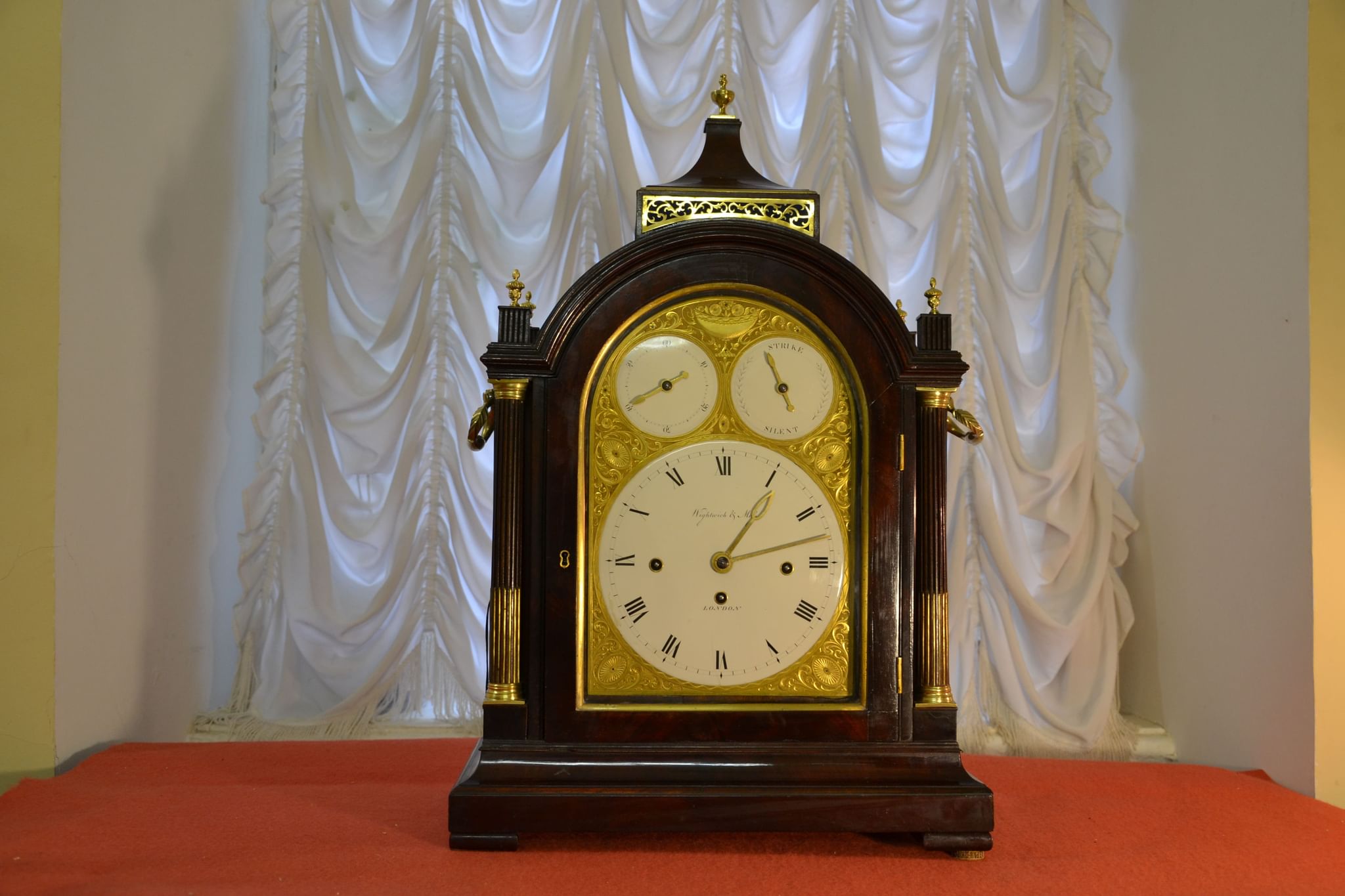 Выставка часов спб. Выставка часов в Санкт-Петербурге. Башенные часы Гатчинского дворца. Часы золотое время. Выставка часов в Лондоне.