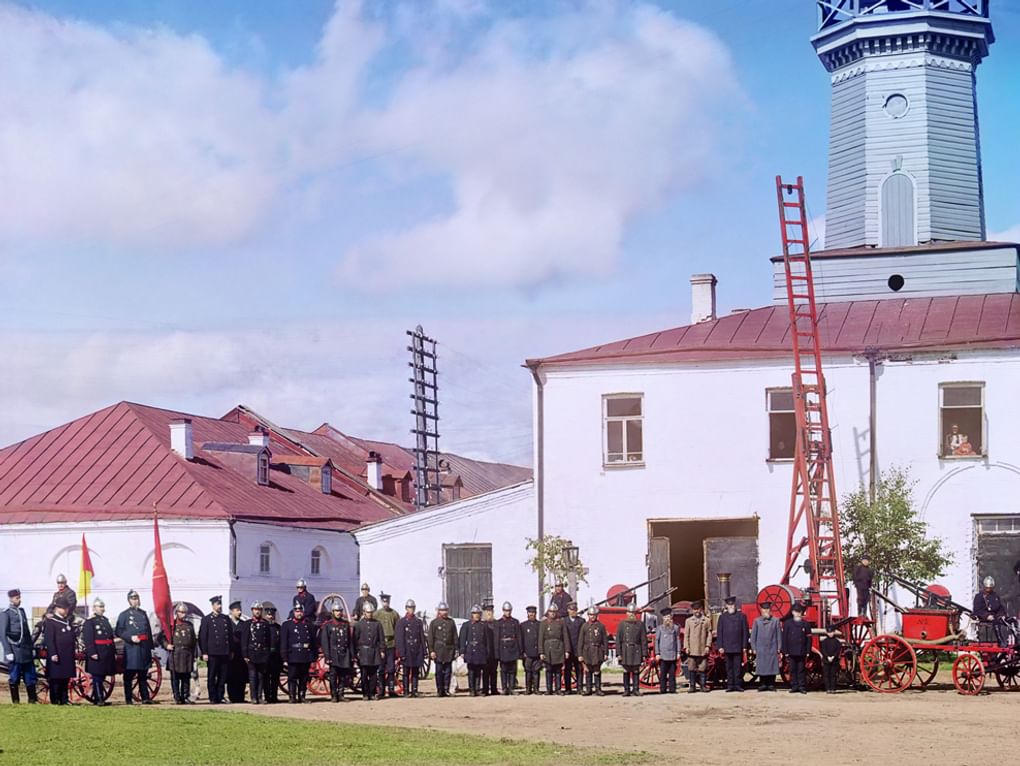 Пожарная команда в городе Вытегре. Вологодская область, 1909 год. Фотография: Сергей Прокудин-Горский / Библиотека Конгресса США, Вашингтон, США / <a href="http://www.prokudin-gorskiy.ru/" target="_blank">prokudin-gorskiy.ru</a>