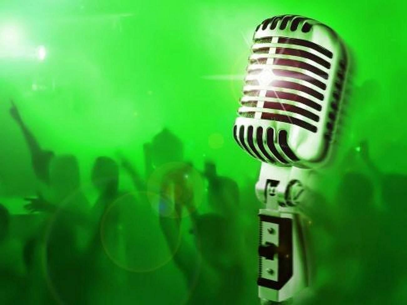 Видео без микрофона. День рождения микрофона. Зеленый микрофон. Микрофон на зеленом фоне.
