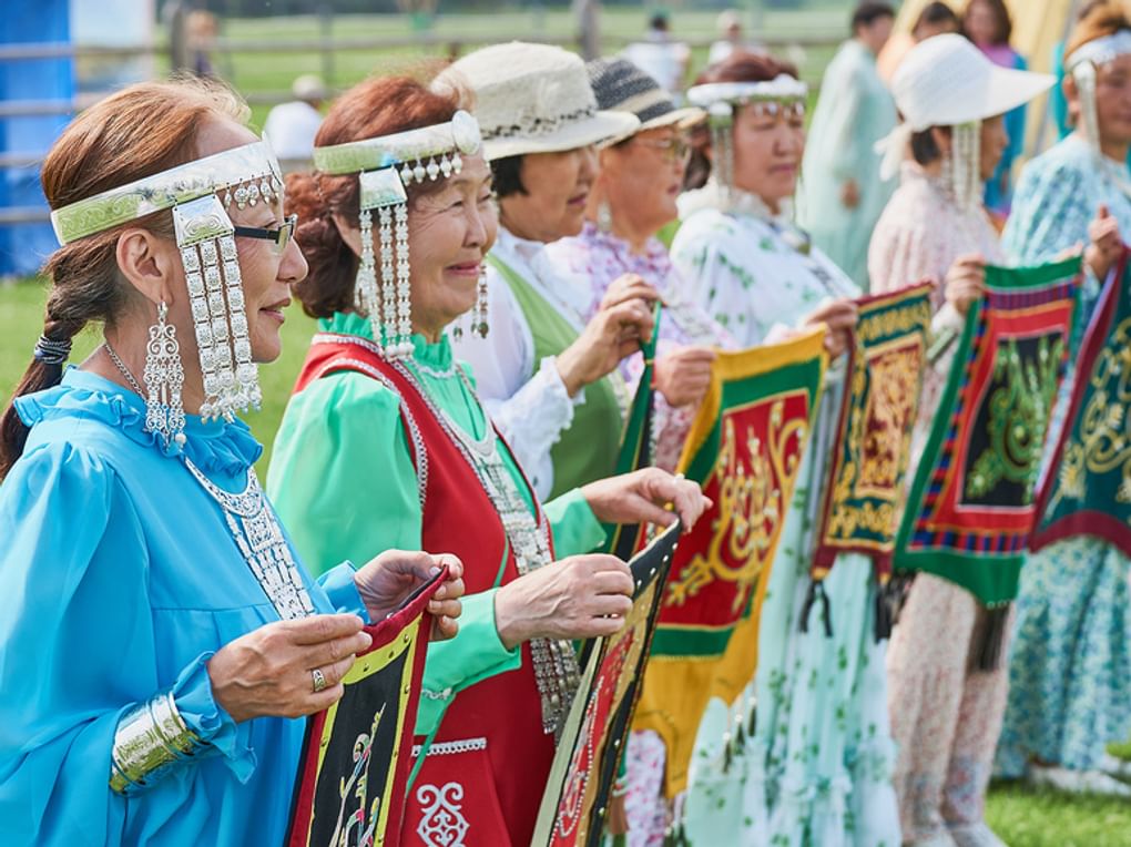 Женщины с символом рода на празднике Ысыах (встреча лета). Фотография: Роман Фомин / фотобанк «Лори»