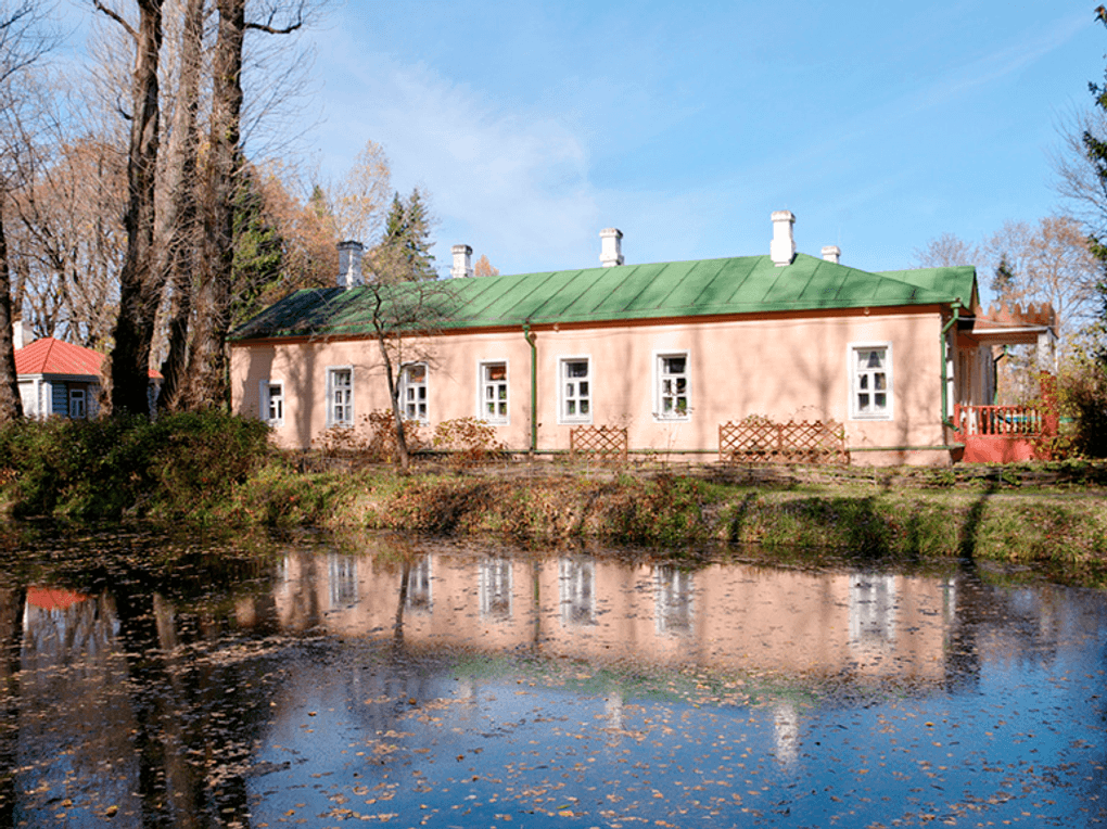 Государственный литературно-мемориальный музей-заповедник А.П. Чехова. Главный дом со стороны пруда «Аквариум». Село Мелихово, Московская область. Фотография: Наталья Илюхина / фотобанк «Лори»