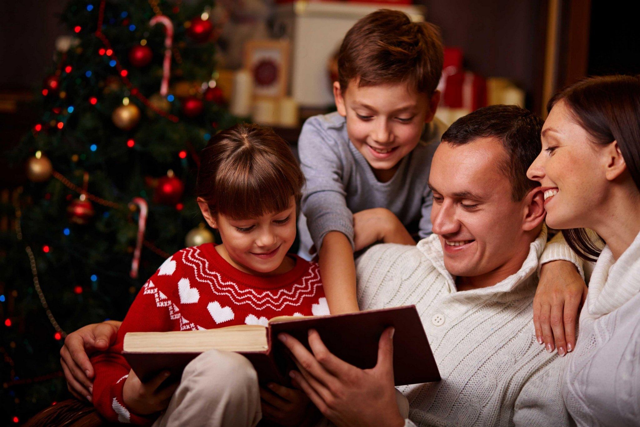 Чтение зимним вечером. Новый год семья. Семейные праздники. Рождество семья. Рождество семейный праздник.