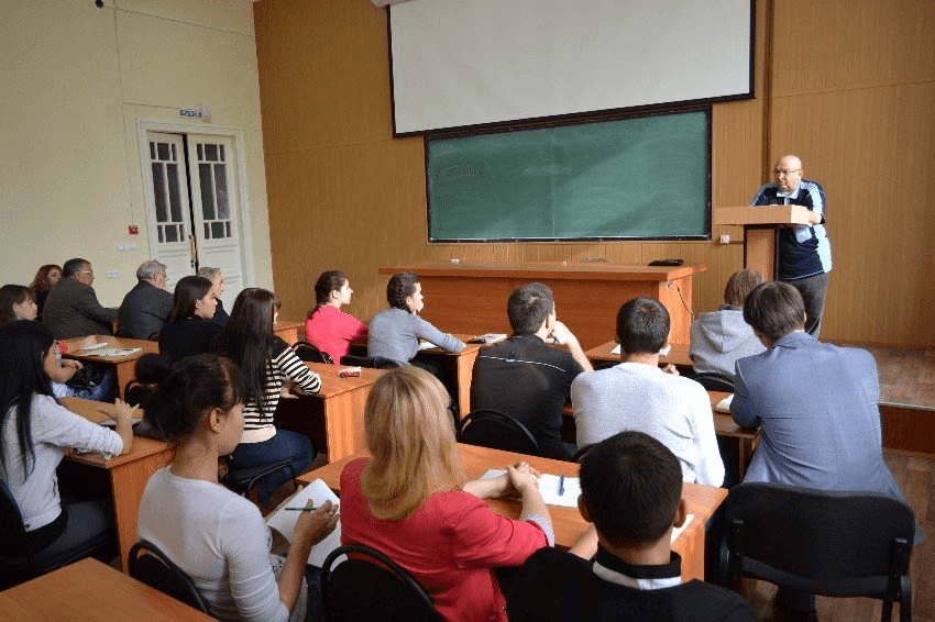 Платники в колледже. Лекция в колледже. Лекция в университете. Студенты на лекции. Занятия в университете.