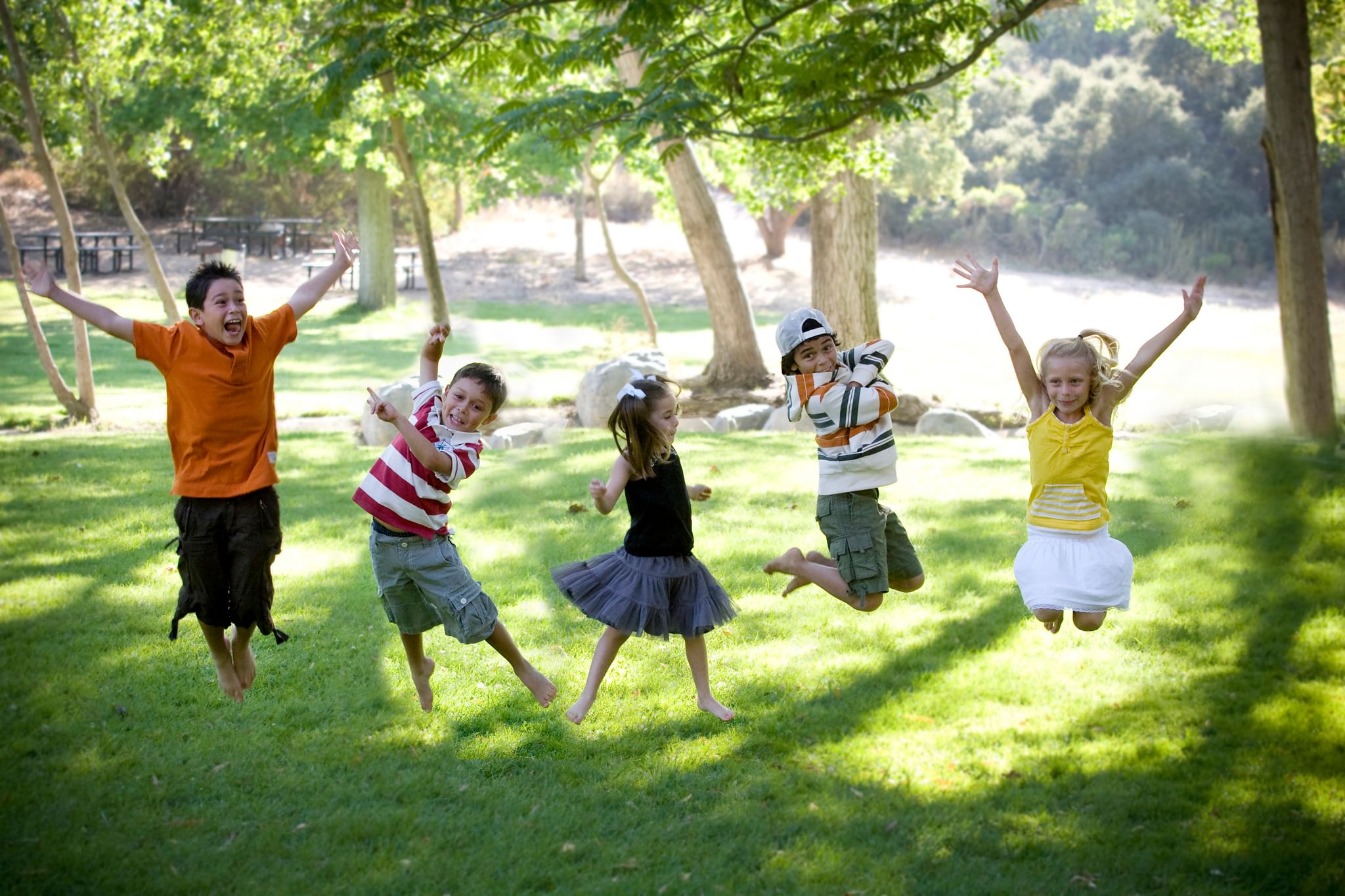 Фото веселых детей на природе