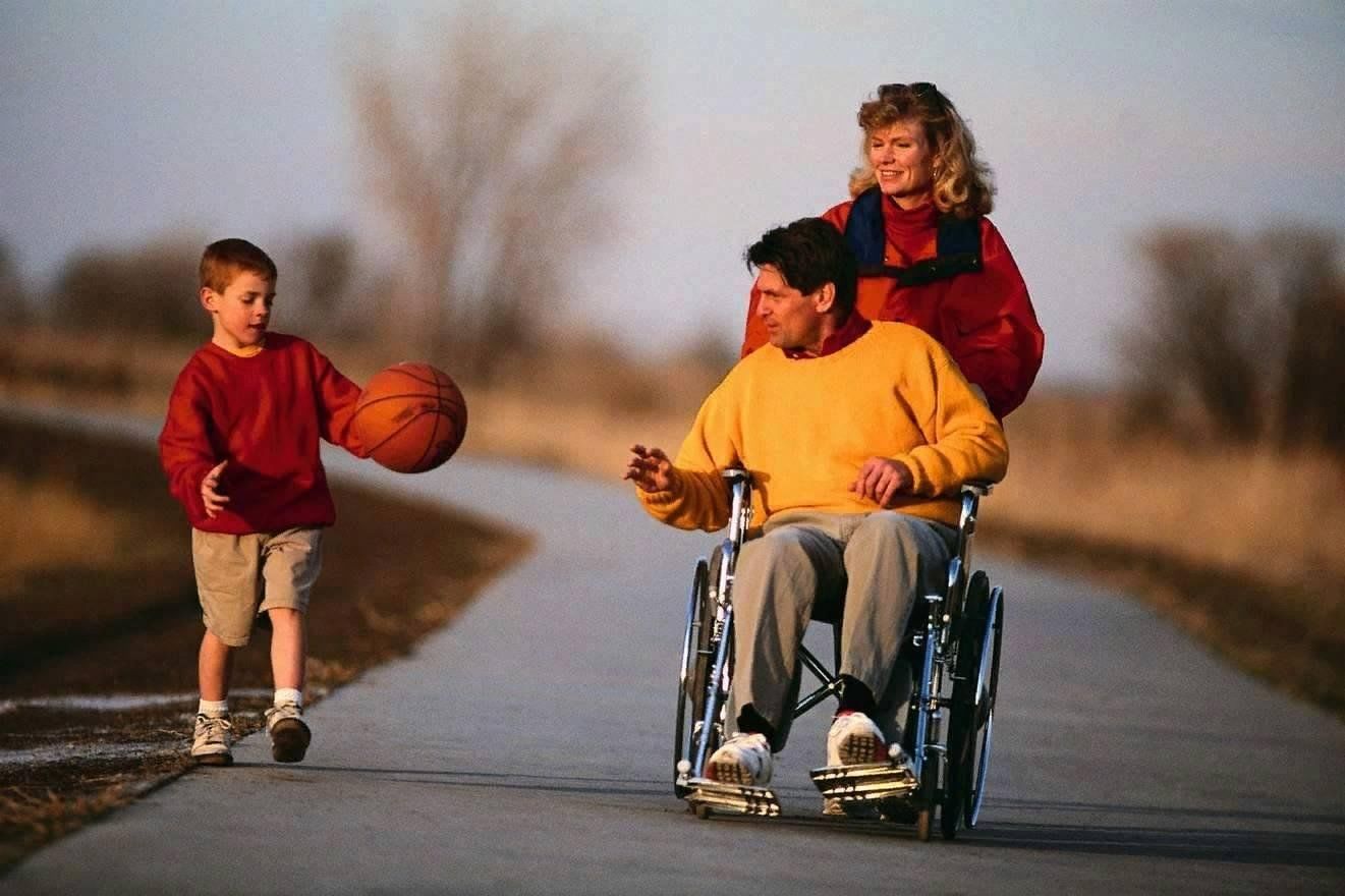 Поможет людям с ограниченными. Люди сограничеными возможностями. Люди с ограниченными возможностями. Инвалид и здоровый человек. Семья с инвалидом.