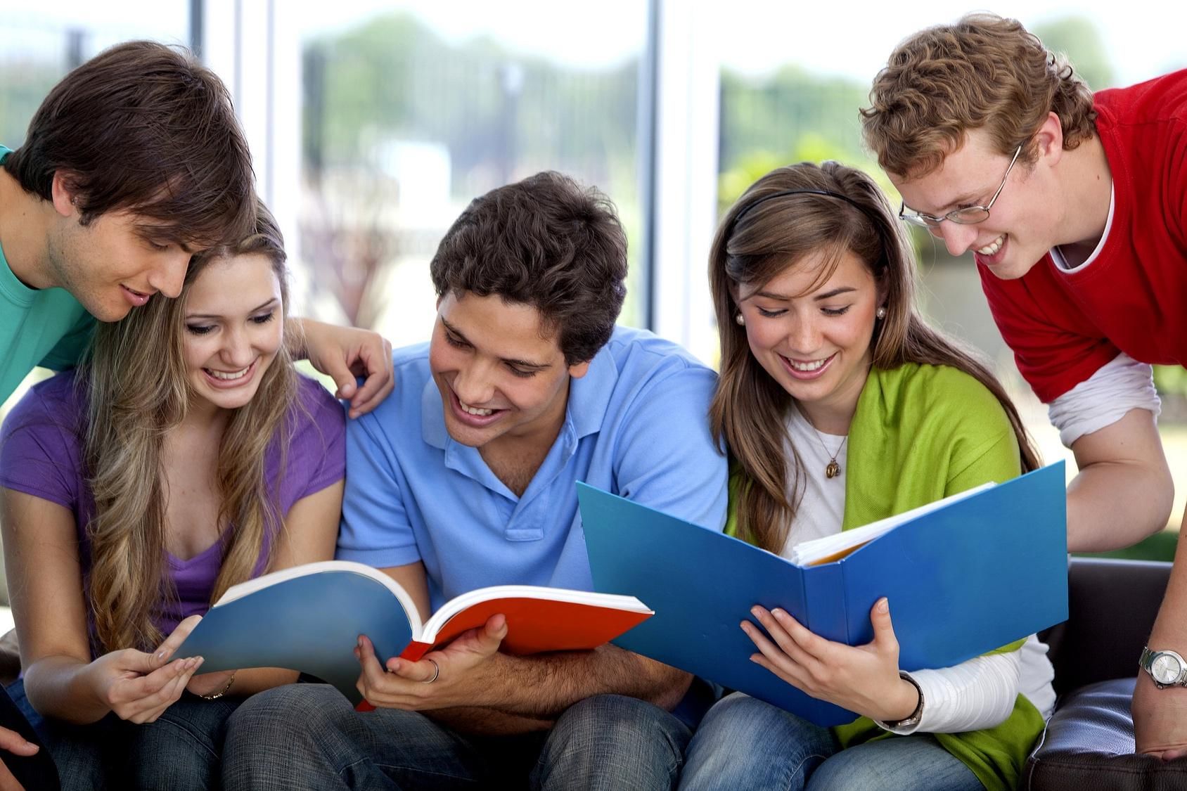 Чтение помогает человеку. Учащиеся студенты. Школьники подростки. Общение студентов. Молодежь и образование.