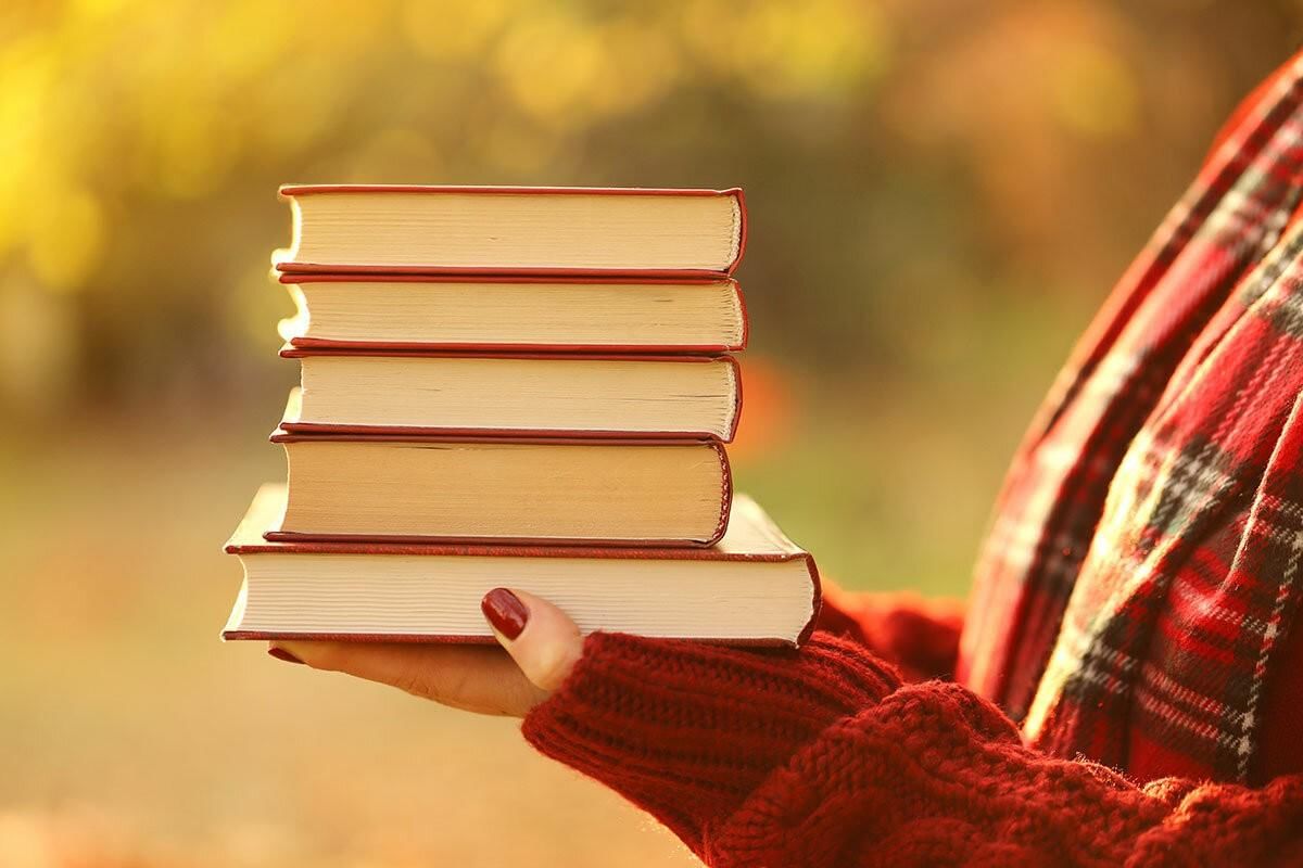 Autumn books. Стопка книг осень. Книги стопка и осенние листья. Осенний фон с книгами. Красивая стопка книг осень.