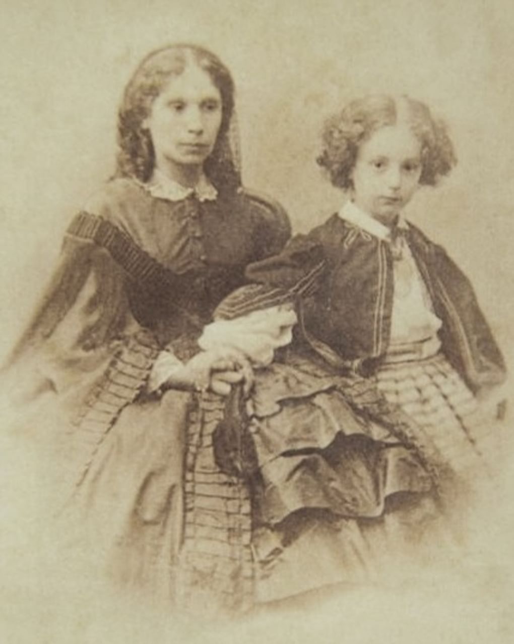 Елена Денисьева с дочерью Еленой. 1862–1863. Фотография: ftutchev.ru