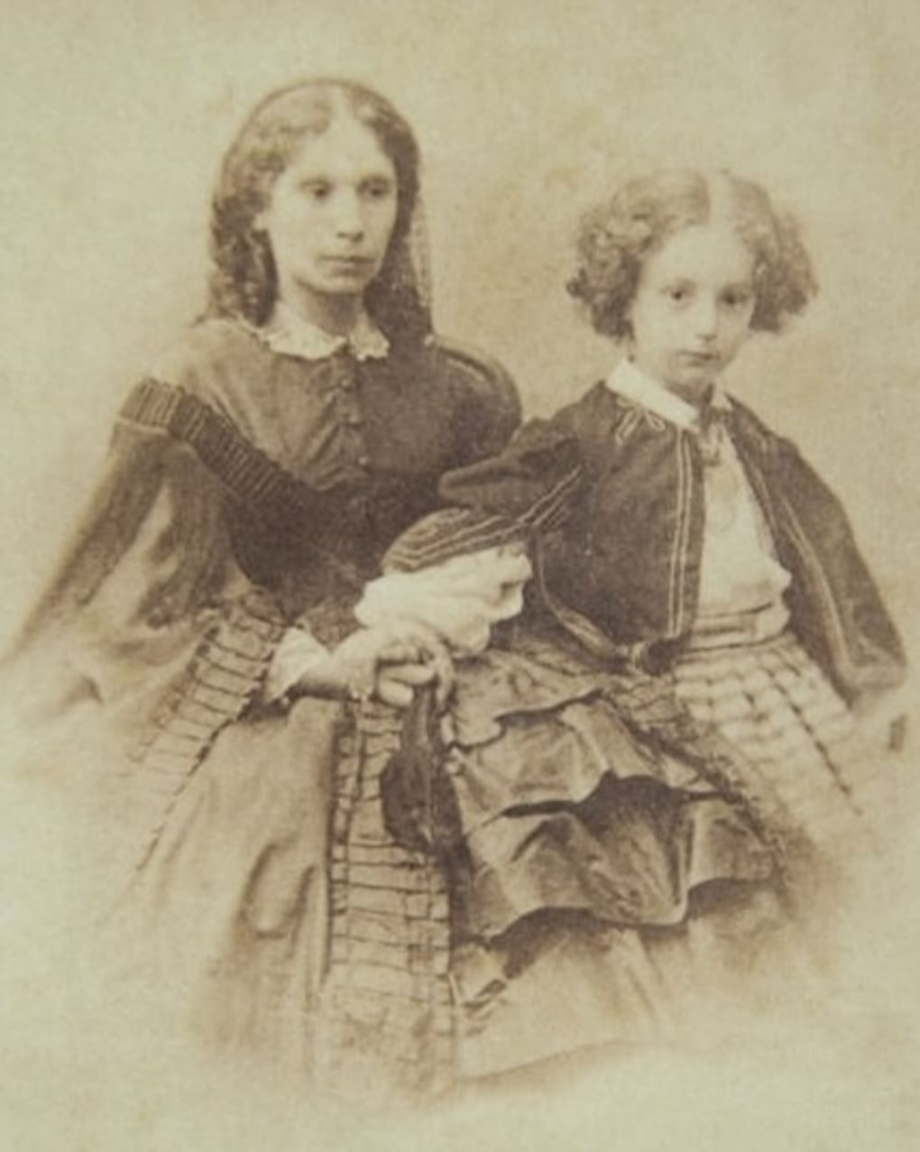 Елена Денисьева с дочерью Еленой. 1862–1863. Фотография: ftutchev.ru