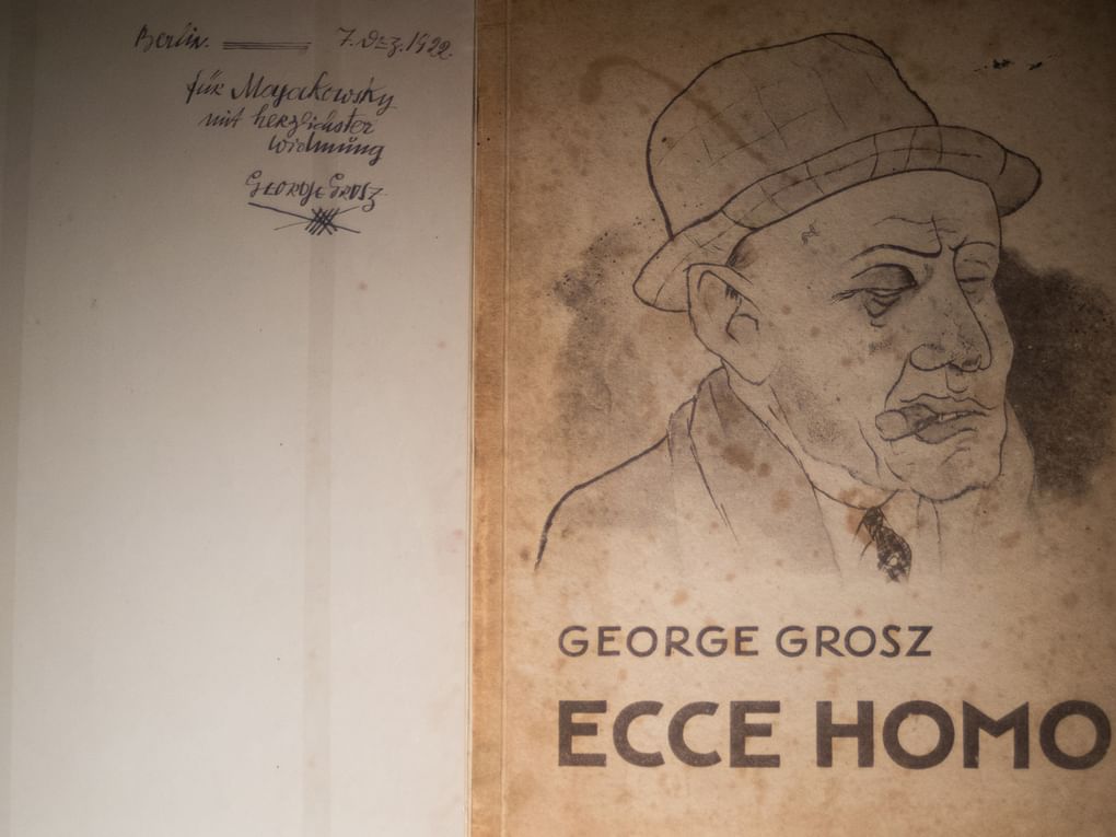 Георг Гросс. Это человек. Берлин, 1922 (на нем. яз.). Дарственная надпись: «Берлин, 7 декабря, 1922 . Маяковскому с сердечным посвящением. Георг Гросс». Государственный музей В.В. Маяковского, Москва