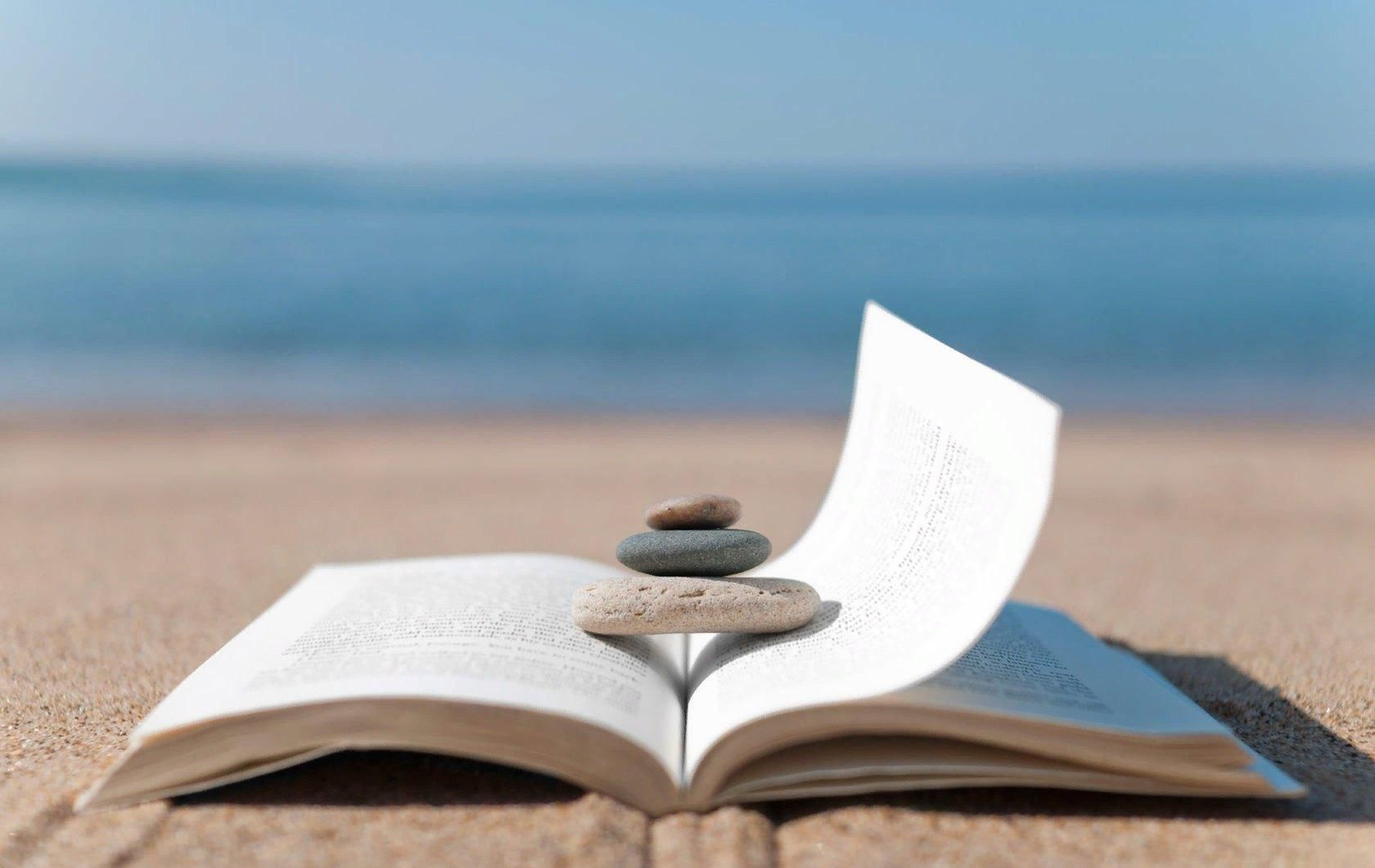 Книга на фоне моря