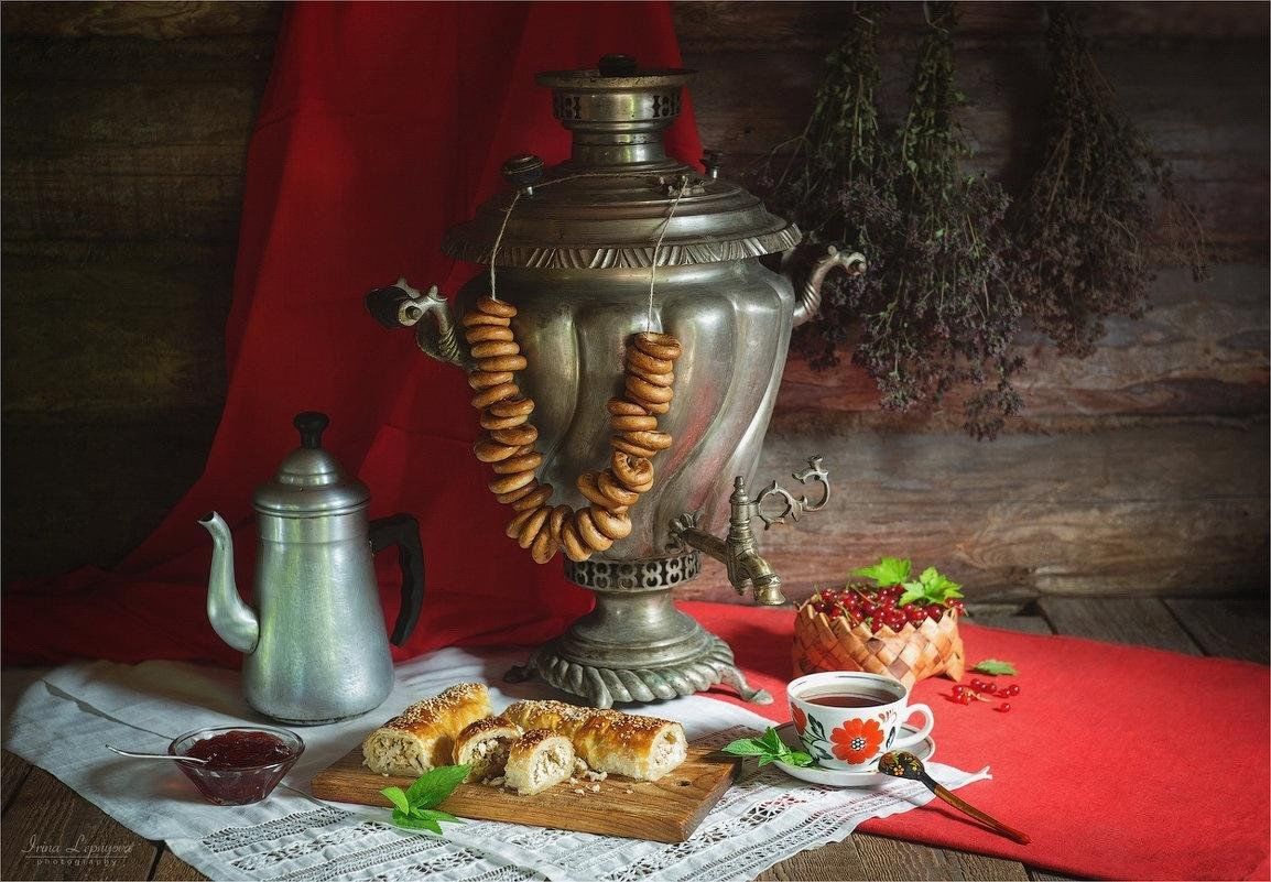 Russian tea. Самовар чай. Русский самовар и чаепитие на Руси. Самовар Купеческий. Чаепитие с самоваром.