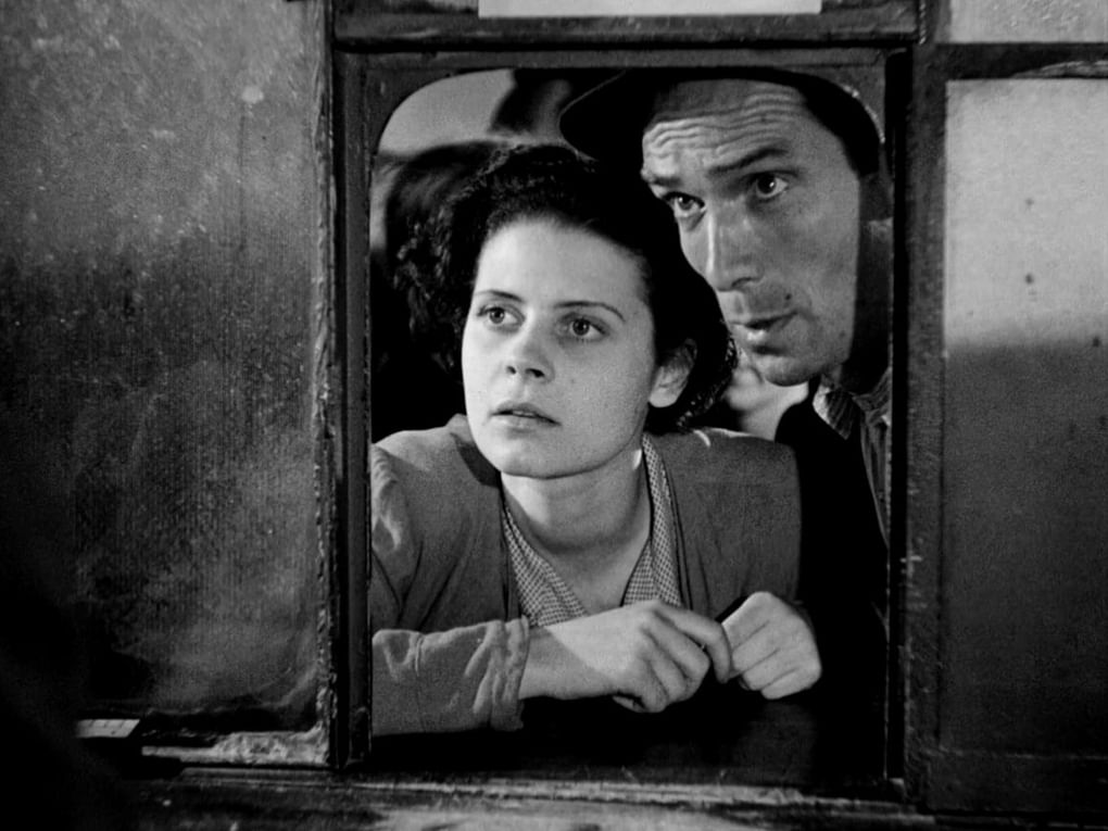Кадр из художественного фильма Витторио Де Сика «Похитители велосипедов» (1948)