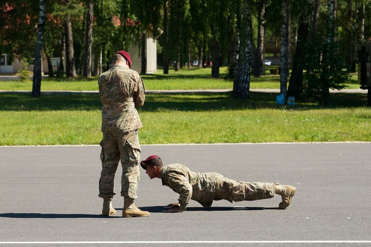 Картинка упал отжался