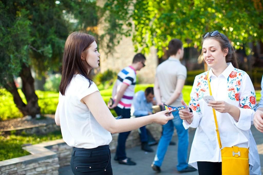 Картинка раздача листовок