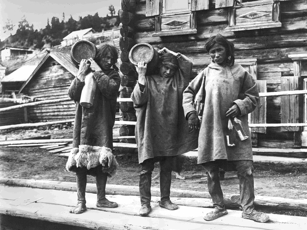 Охотники ханты после сдачи пушнины самаровскому купцу. Изображение предоставлено Музеем природы и человека, Ханты-Мансийск