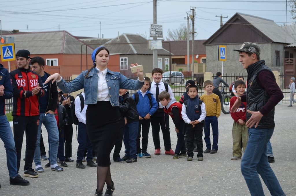 Погода гудермес завтра. Шуани Гудермесский район. Школа Шуани Гудермесский район. Дом культуры Гудермес. День города Гудермес.