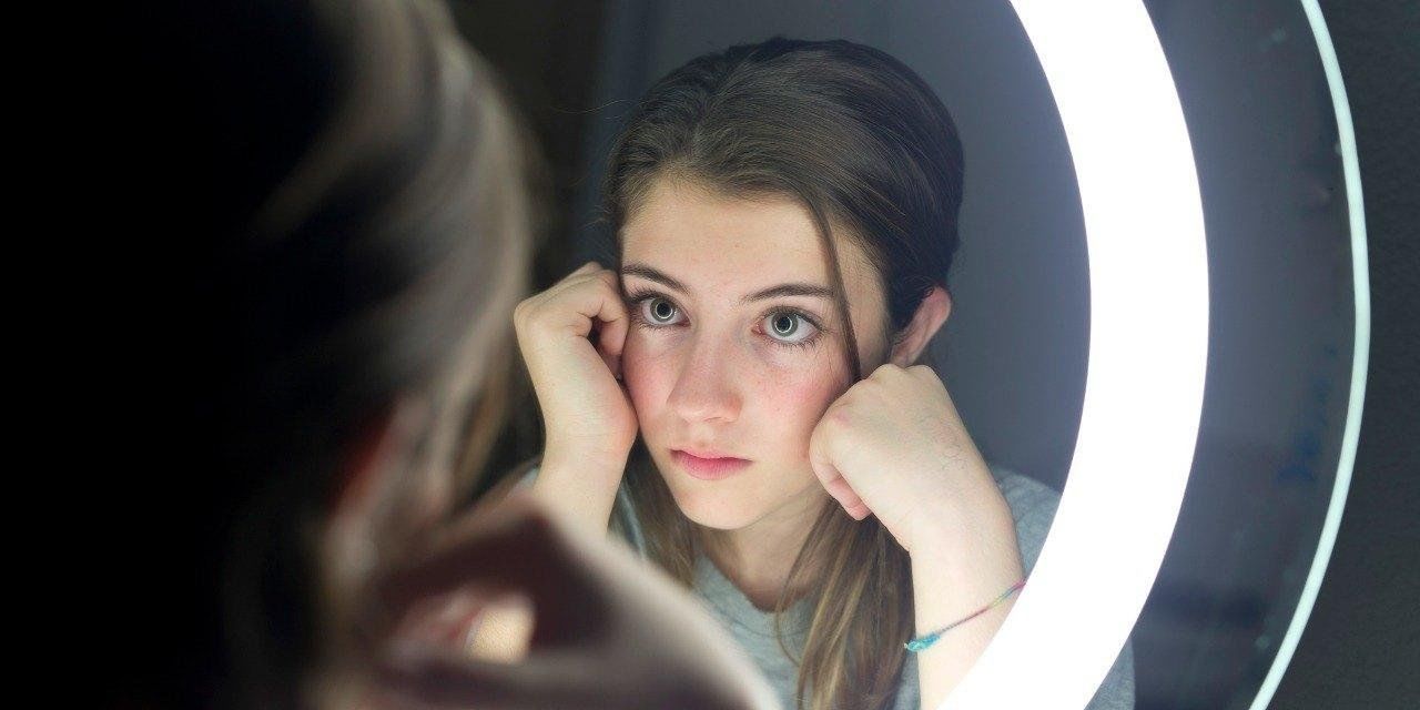 Подросток у зеркала
