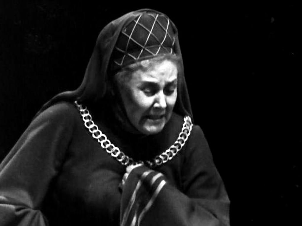 Елена Измайлова в роли Елизаветы в спектакле Михаила Ульянова «Ричард III». Театр имени Евгения Вахтангова, Москва. Фотография: <a href="https://vakhtangov.ru/show/richard/" target="_blank">vakhtangov.ru</a>
