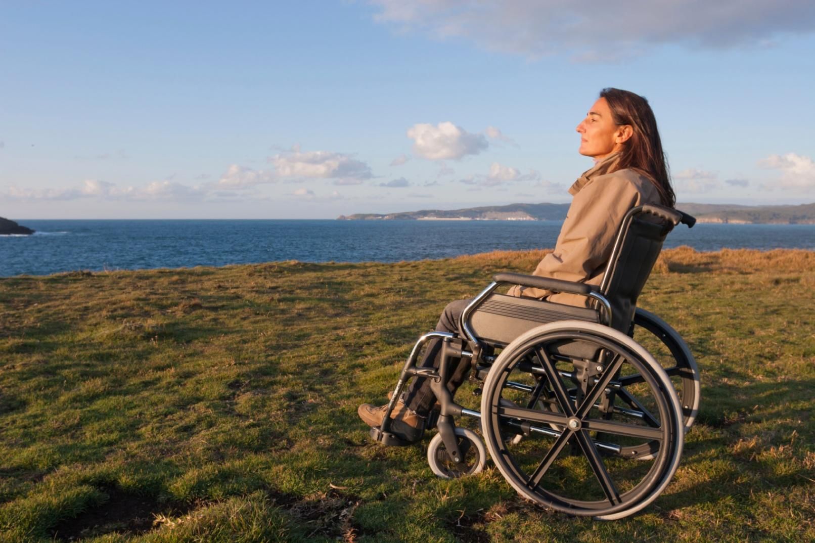 Женщина в инвалидной коляске
