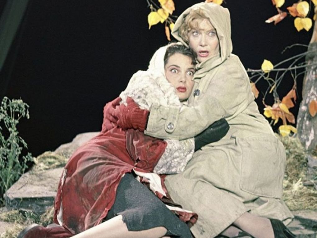 Элина Быстрицкая (слева) в роли Марии-Пандоры Монтези и Любовь Орлова в роли Варвары Комаровой в художественном фильме Григория Александрова «Русский сувенир» (1960)