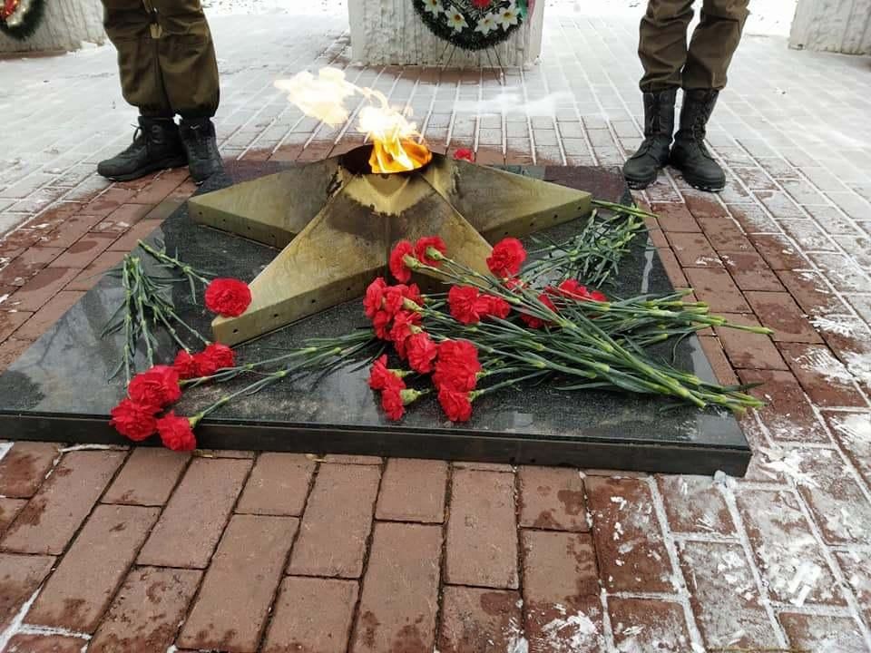 Урок мужества неизвестный солдат. День неизвестного солдата фото. День неизвестного солдата видео. День неизвестного солдата тест. Год памяти и славы большая история.