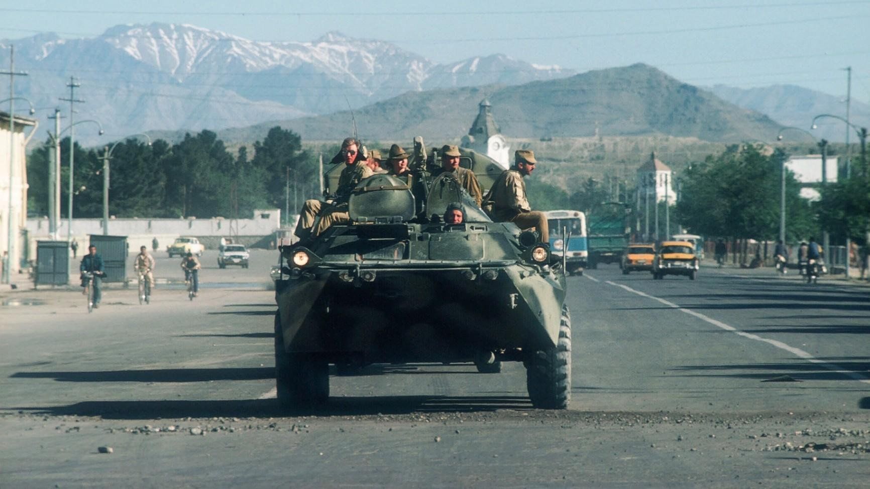 1979 год ввод советских войск в афганистан. Афган Кабул 1988. Афганистан 1979. Кабул Афганистане 1979. Колонна советских войск в Афганистане.