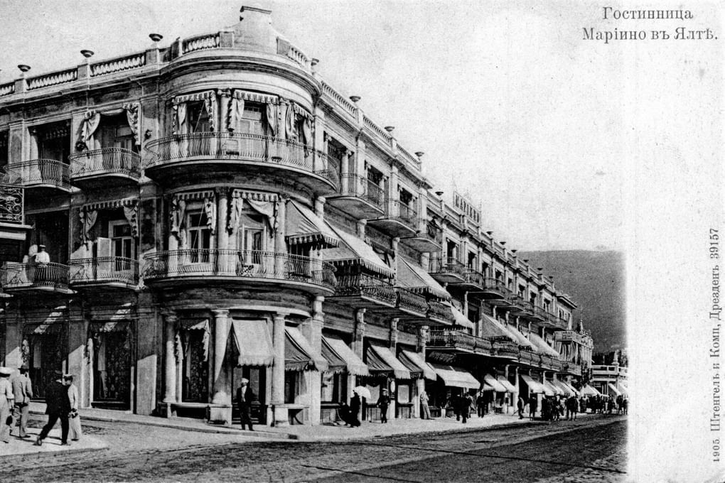 Гостиница «Мариино» на набережной, Ялта. Открытка 1905 года. Фотография: <a href="https://commons.wikimedia.org/w/index.php?curid=18789728" target="_blank" rel="noopener">commons.wikimedia</a> / Public Domain