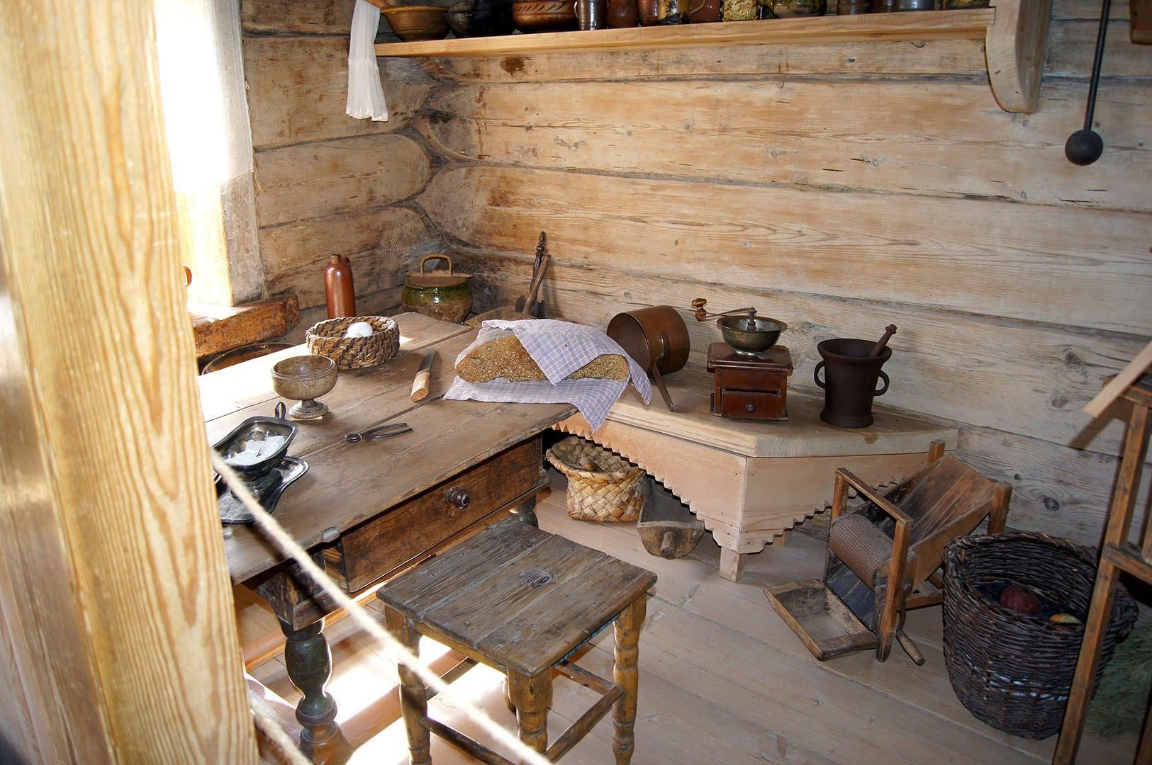 краеведческий музей "быт и культура села большое городище". быт предков. крестьянская изба 17 века внутри. быт предков. славянский историко-краеведческий музей.