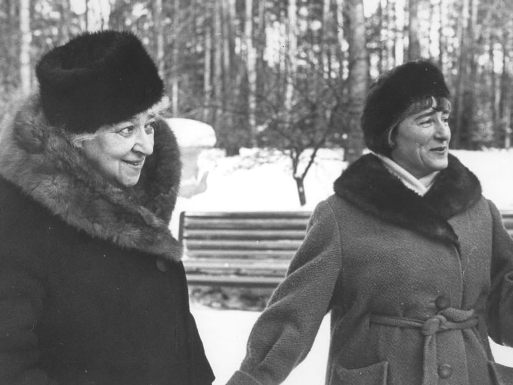 Актриса Фаина Раневская (слева) и журналистка Клара Хренникова. Барвиха, Московская область, 1963 год. Фотография: Российский национальный музей музыки, Москва