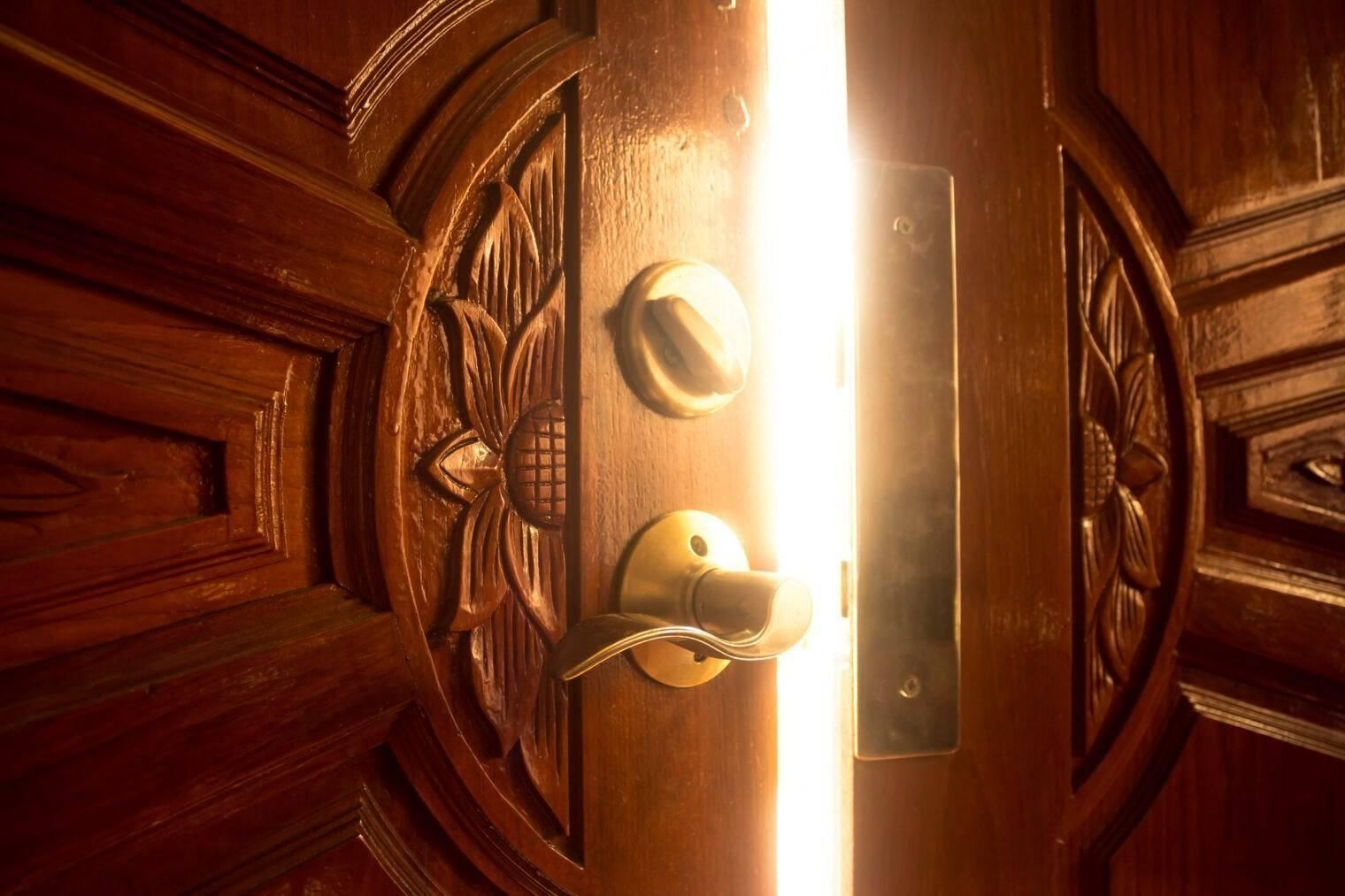 Дверь начала открываться. Открытые двери. Дверь открывается. Приоткрытая дверь. Замок для двери.