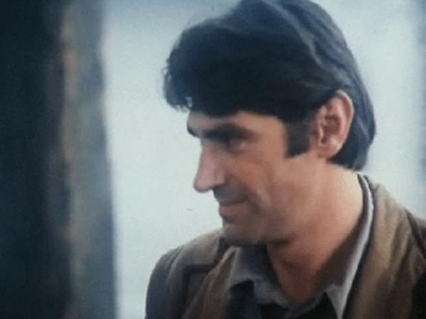 Малхаз Горгиладзе в роли друга Пиросмани в художественном фильме Амирана Дарсавелидзе и Гиги Лордкипанидзе «Здравствуйте, все!» (1980)