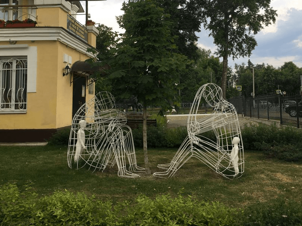 Скульптурная композиция у Истринского драматического театра. Истра, Московская область. Фотография: <a href="http://www.teatr-istra.ru/galleries/teatr/" target="_blank" rel="noopener">teatr-istra.ru</a>