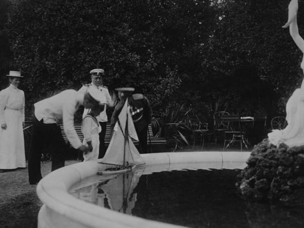 Цесаревич Алексей пускает кораблик в фонтане. 1909 год. Фотография: Государственный исторический музей, Москва