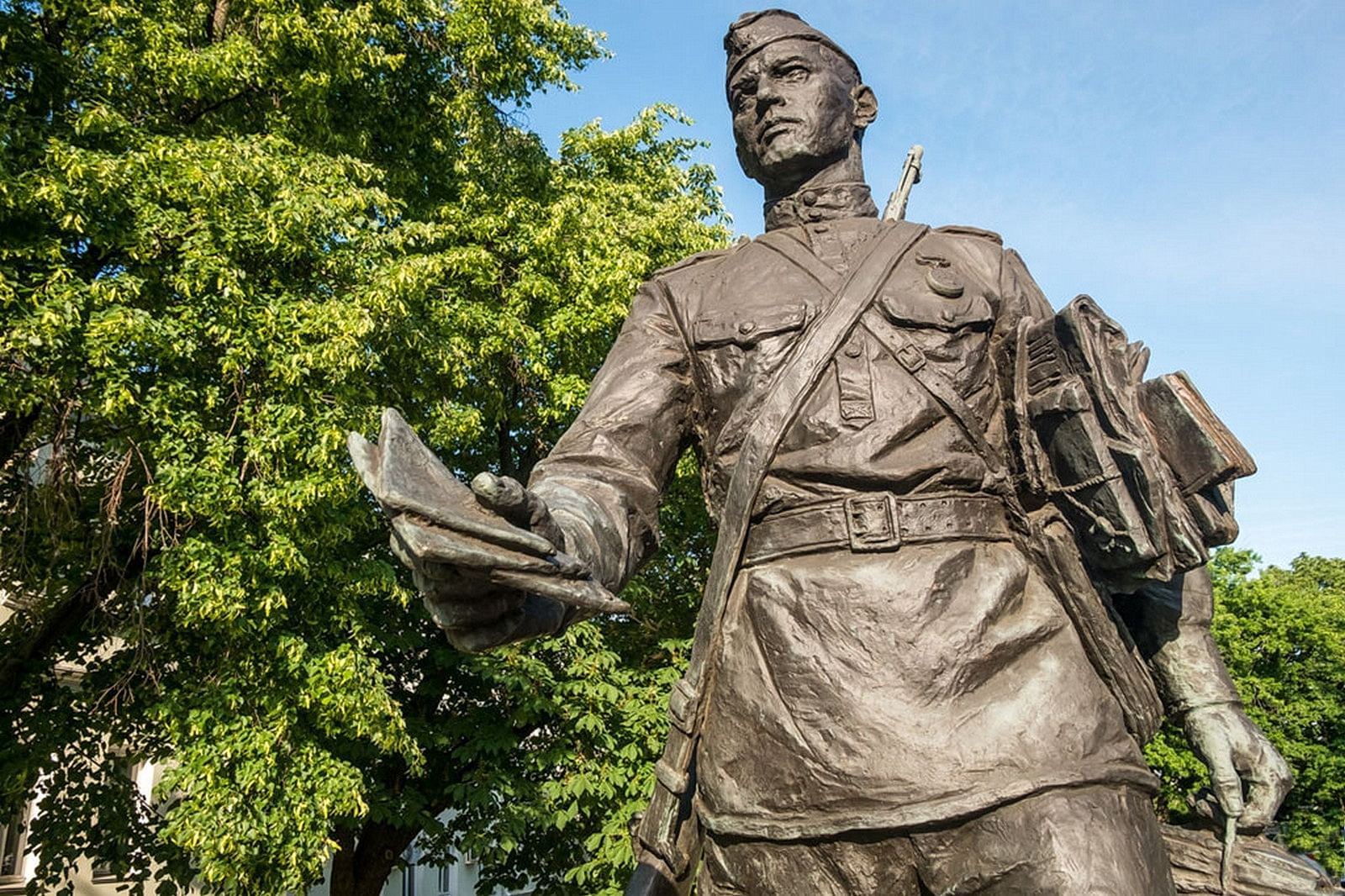 Воинский памятник. Памятник фронтовому почтальону в Воронеже. Памятник военному почтальону в Воронеже. Памятник солдату почтальону Воронеж. Памятники Воронежа памятник почтальона Воронеж.