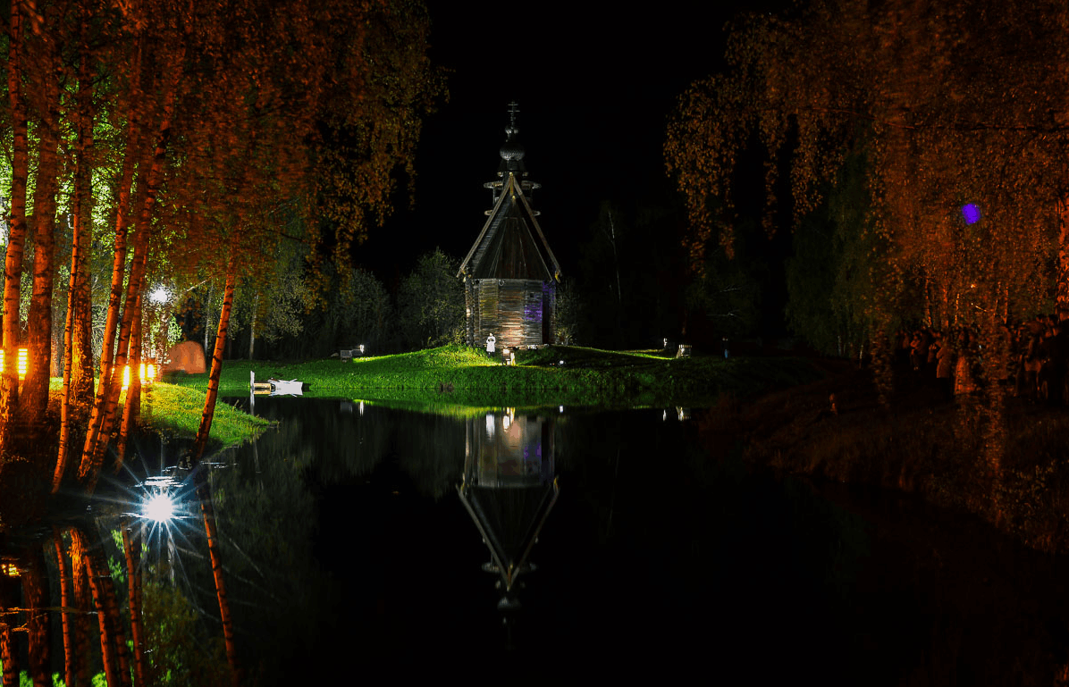 Аллея в Костроме ночью