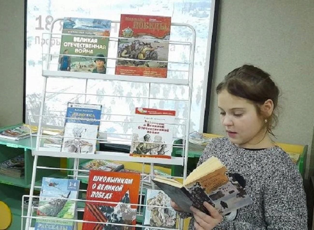 В библиотеке было 900 книг. Воскобойников 900 дней Мужества. Воскобойников 900 дней Мужества книга. Девятьсот дней Мужества Воскобойников читать. Книжная выставка о Старом Осколе.