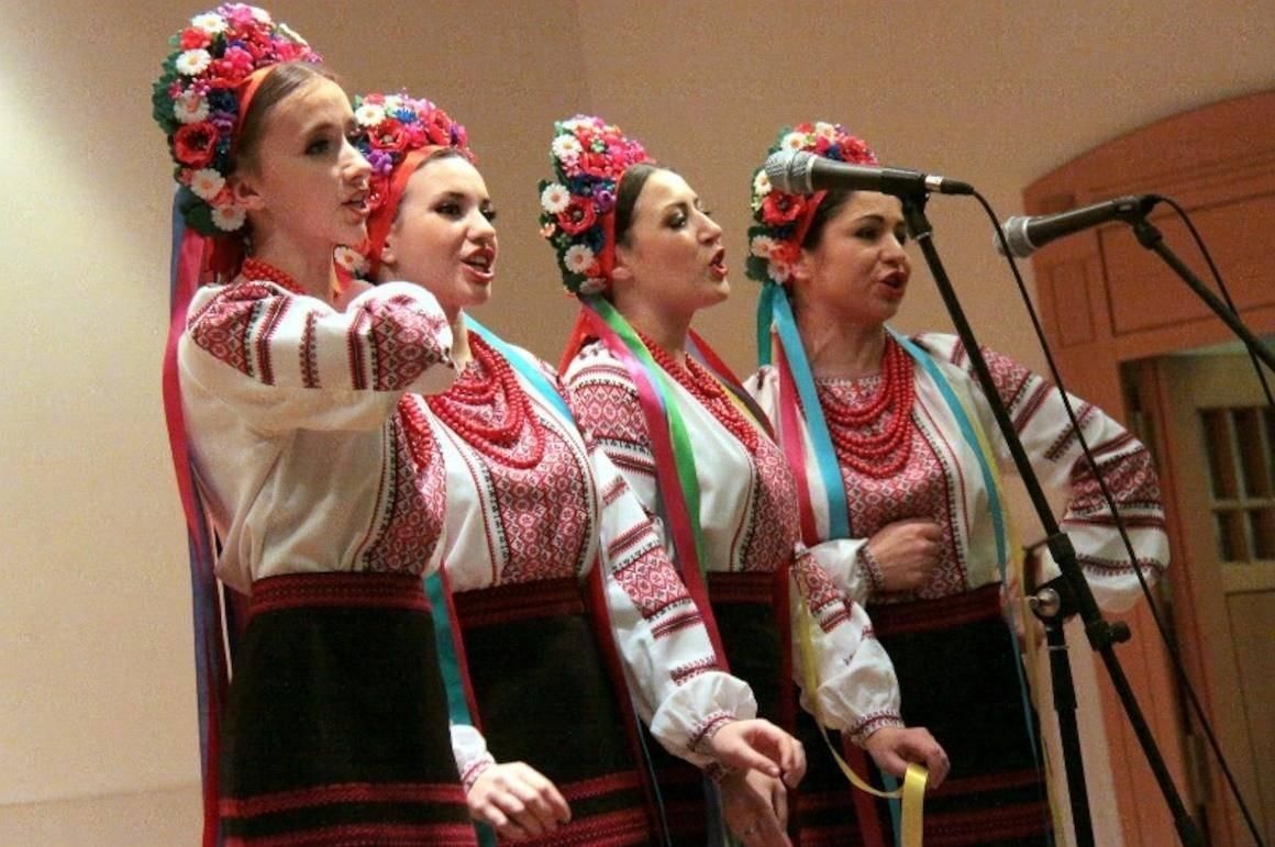 Песня поет украинец. Украинцы поют. Народный вокал. Сольное и хоровое народное пение. Фольклорное пение.