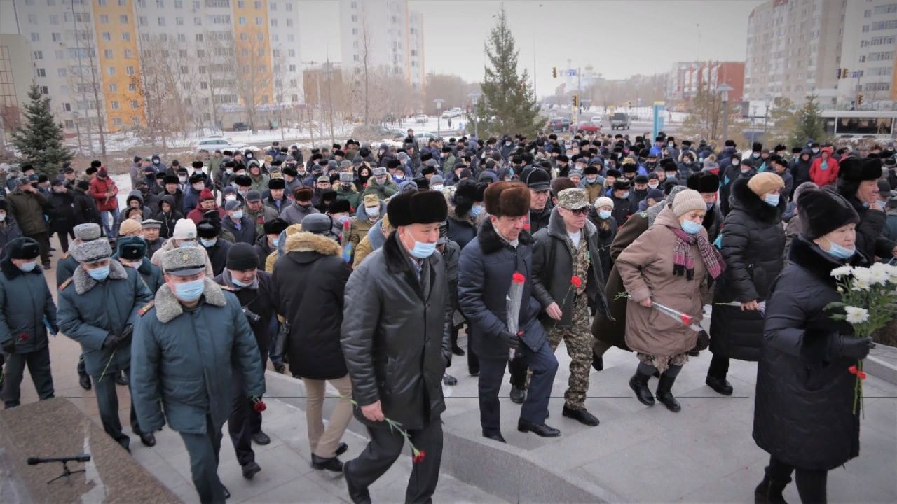 Память 2021. Барнаул возложение цветов к памятнику афганцев. Барнаул возложение цветов к памятнику афганцев 32 годовщины. Афганцы 15 февраля. Памятник воинам интернационалистам в с. Каширское.