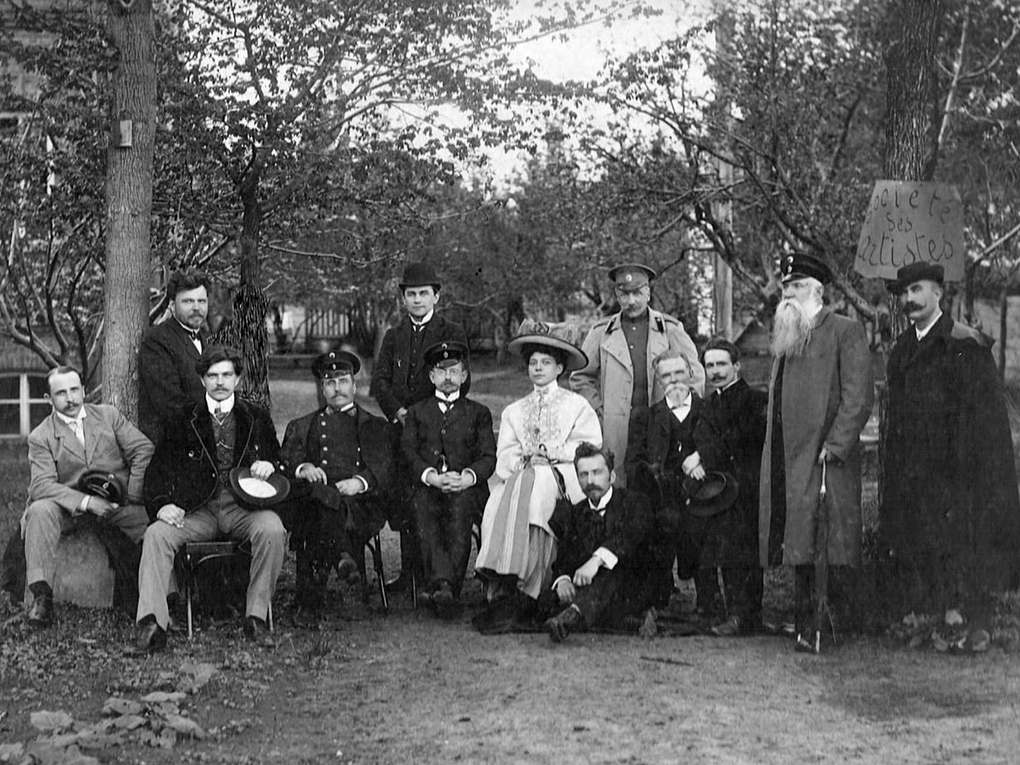 Казимир Малевич (во втором ряду второй слева) с членами Товарищества художников. 1911 год. Фотография: <a href="https://commons.wikimedia.org/wiki/File:Malevich_1911.jpg" target="_blank" rel="noopener">Wikimedia Commons</a> / <a href="https://creativecommons.org/publicdomain/mark/1.0/" target="_blank" rel="noopener">Public domain</a>